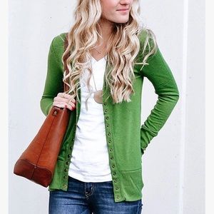 Zenana Kelly Green snap button sweater Size Small